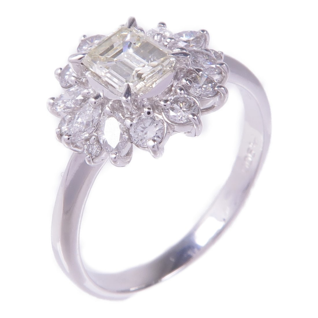 JEWELRY PT900 Platinum Diamond Ring Size 6.5: JEWELRY PT900 Platinum Diamond Ring Size 6.5 This exquisite diamond ring is crafted from PT900 platinum, known for its durability and luxury. The ring features a stunning clear diamond that adds a tou