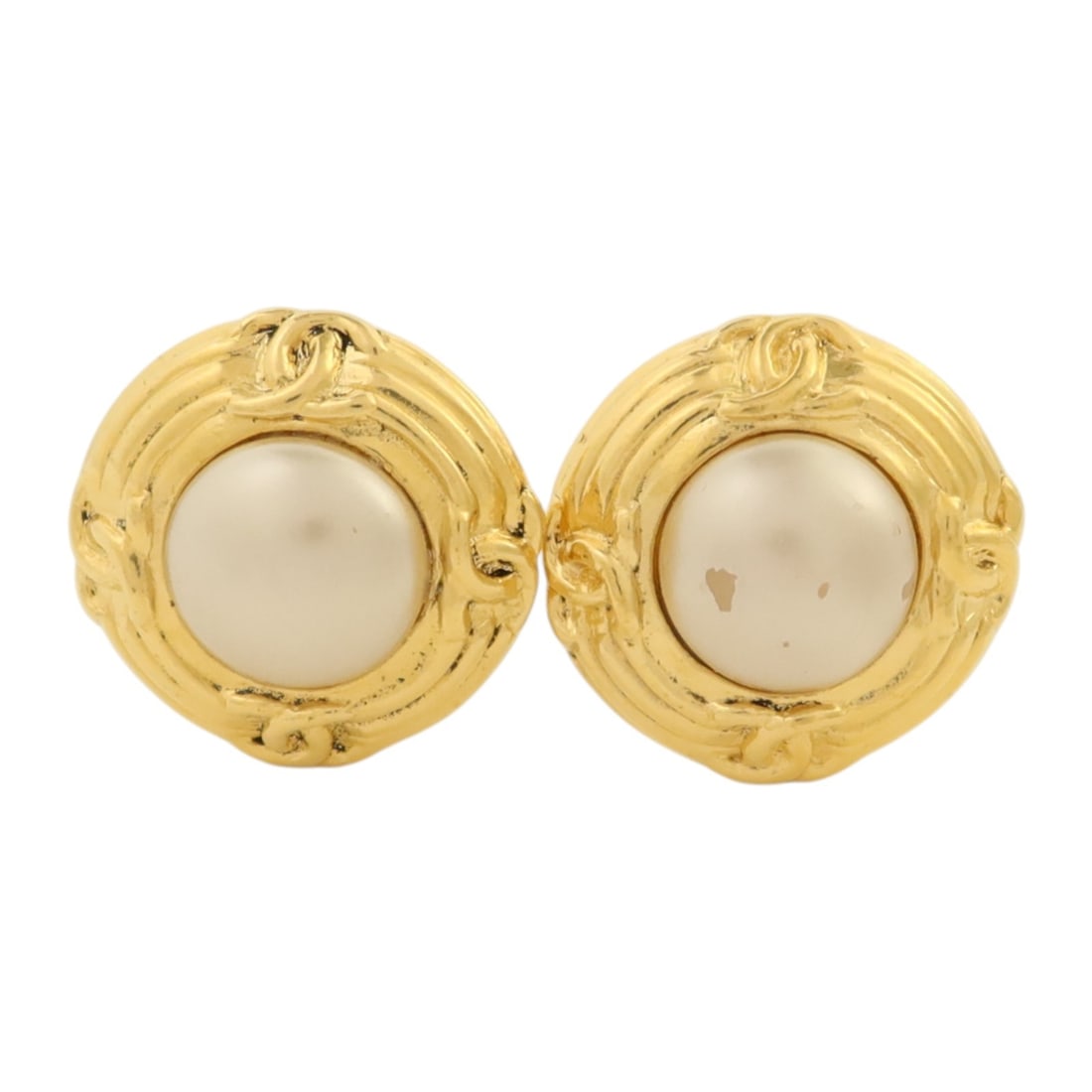 Chanel Vintage CC Logo Earrings Gold Tone and White PVC 94A: Chanel Vintage CC Logo Earrings Gold Tone and White PVC 94A These vintage CHANEL CC earrings feature a combination of PVC and metal in gold and white tones. Designed for women, they showcase the iconi