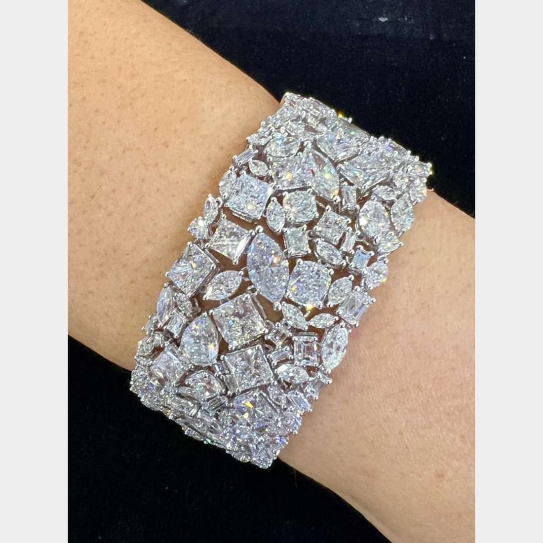 Diamond Bracelet in Platinum with 94.25 Carats and GIA Certification: Diamond Bracelet in Platinum with 94.25 Carats and GIA Certification This platinum bracelet features 287 diamonds with a total approximate weight of 94.25 carats, showcasing F-I color and VS1-SI3 clar