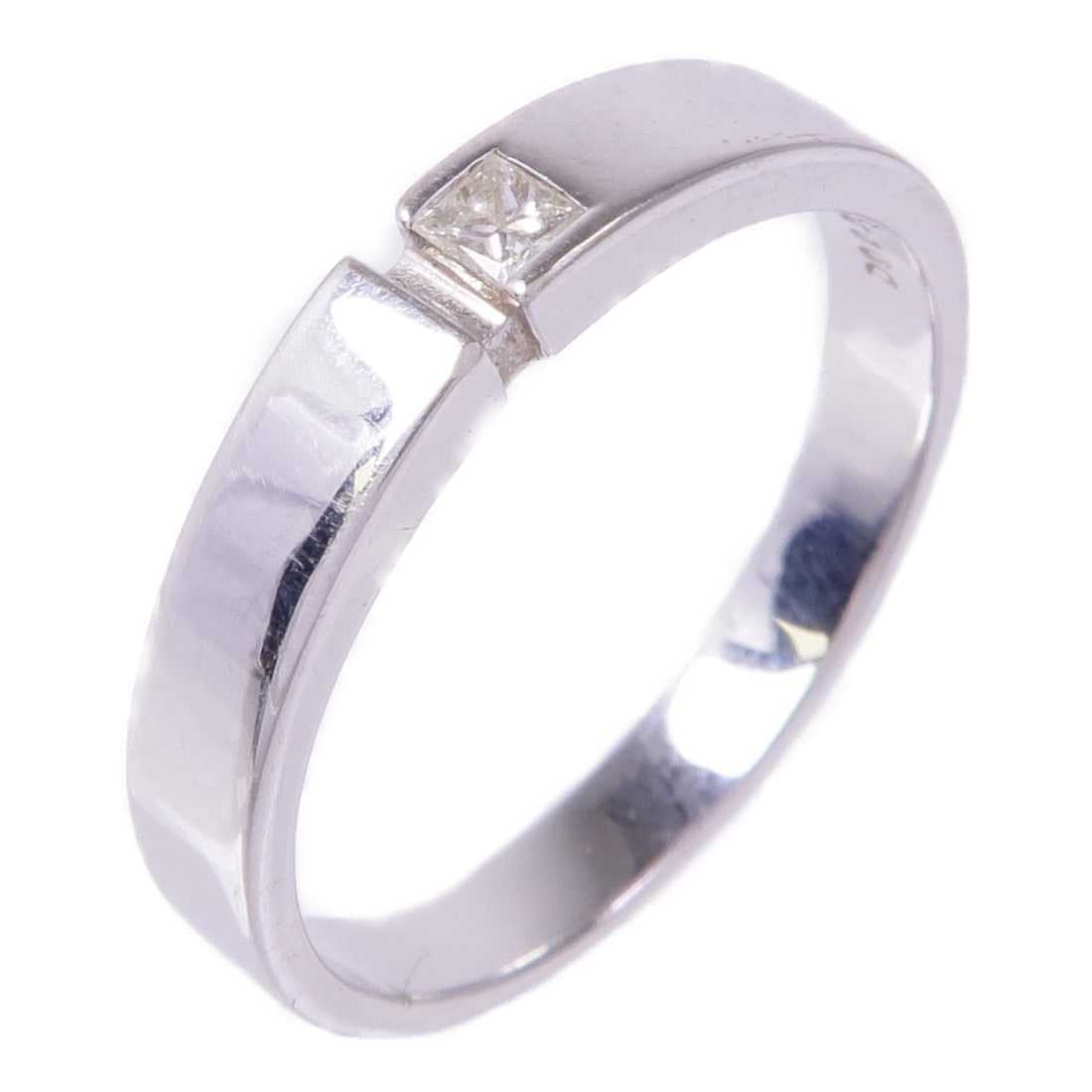 Stunning 18K White Gold Diamond Ring Size 6.25: Stunning 18K White Gold Diamond Ring Size 6.25 This exquisite diamond ring features a stunning design crafted from 18K white gold, ensuring both elegance and durability. The ring showcases a clear dia