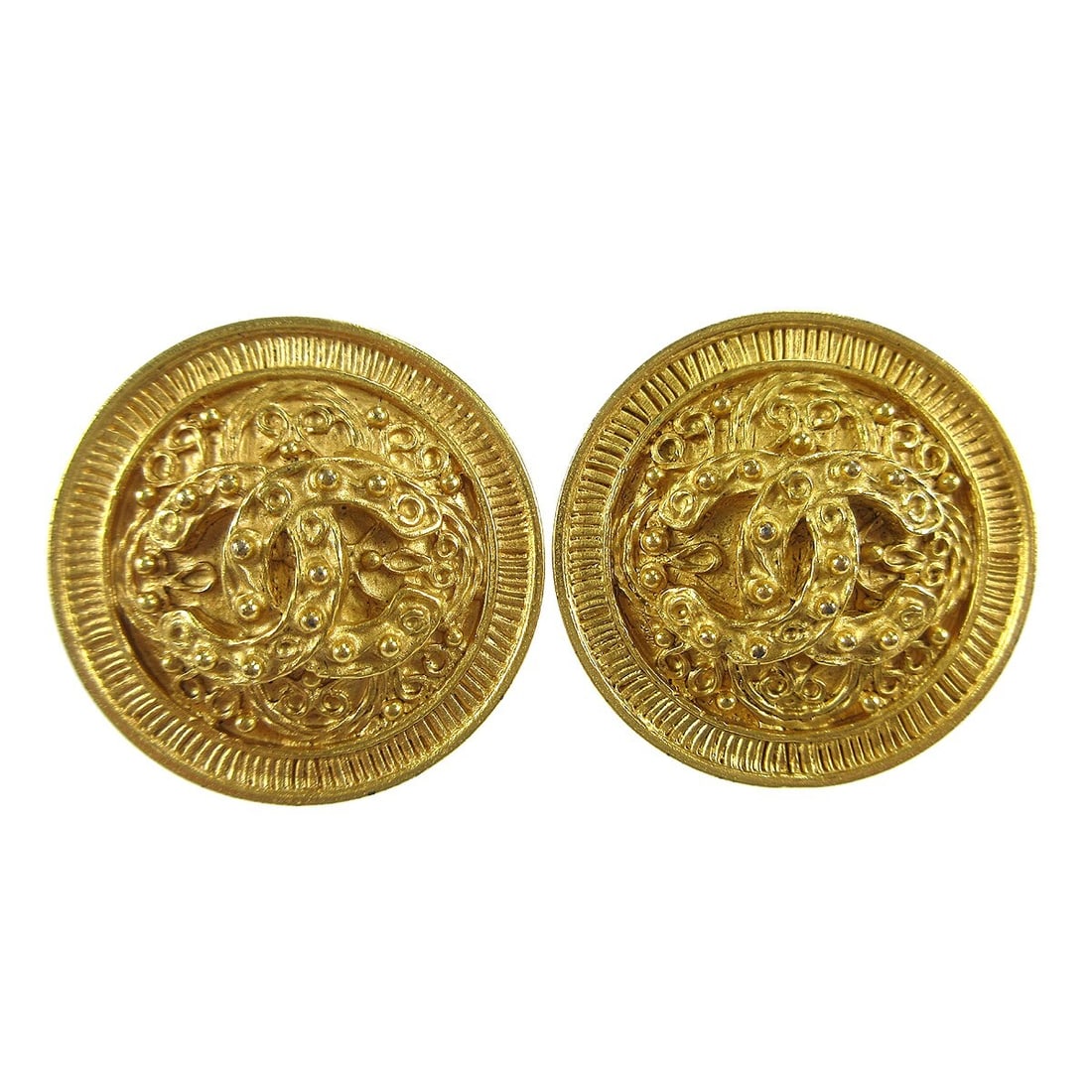 Chanel 94A Gold-Plated Button Clip-On Earrings: Chanel 94A Gold-Plated Button Clip-On Earrings Elevate your accessory game with these exquisite Chanel Button Clip-On Earrings. Crafted from gold-plated material, these earrings feature a classic roun