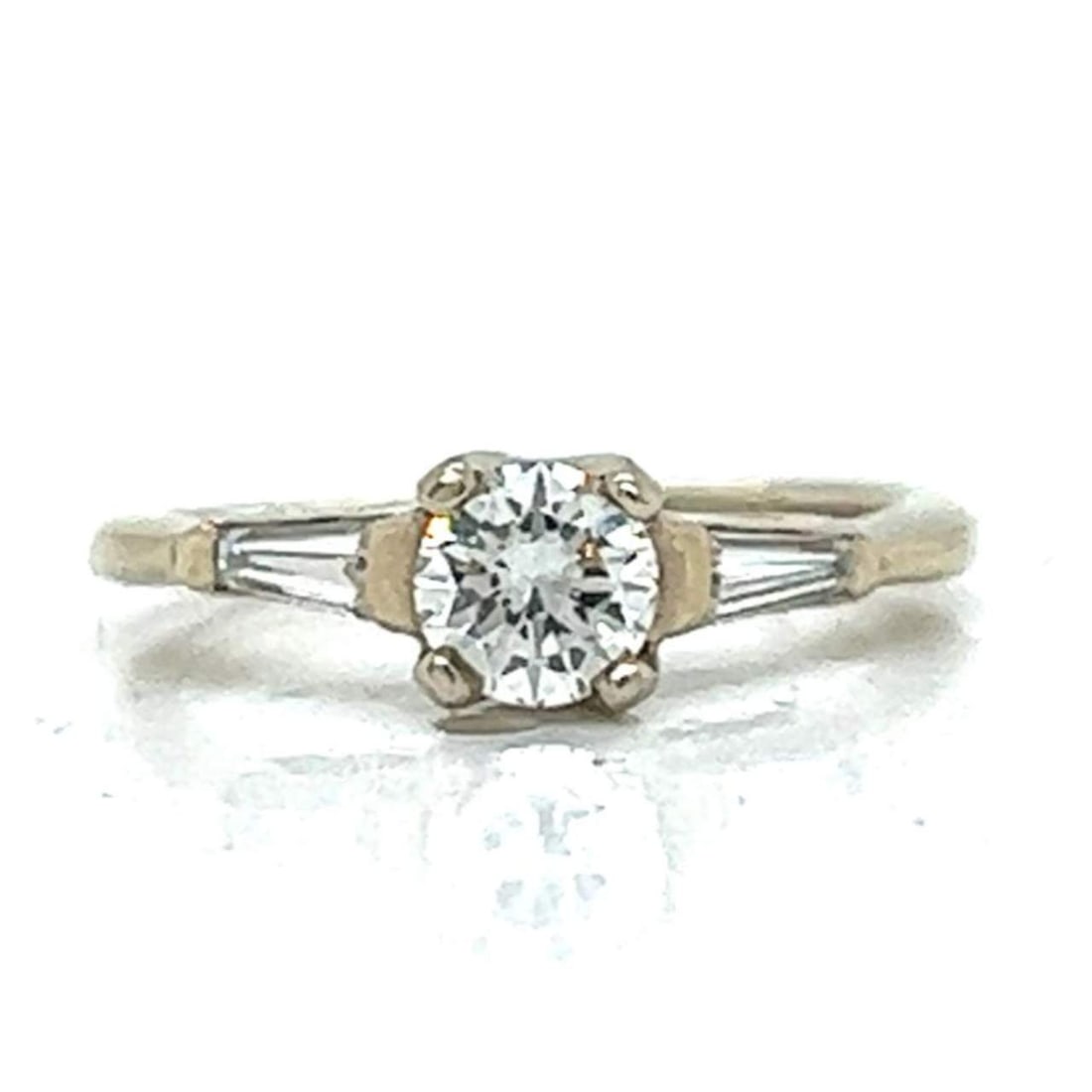Elegant 14K White Gold Diamond Ring 0.55 Ct Center 0.25 Ct Sides: Elegant 14K White Gold Diamond Ring 0.55 Ct Center 0.25 Ct Sides This exquisite 14K white gold diamond ring features a stunning central diamond weighing approximately 0.55 Ct, showcasing an I-J color 