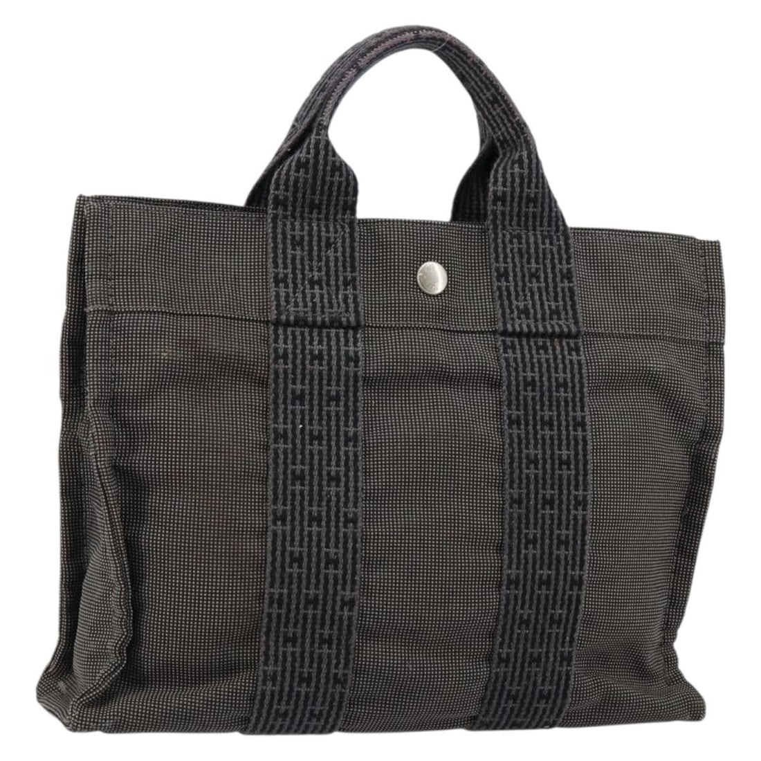 Gray Canvas Tote Bag Hermes Fourre-tout Herline Model 30cm: Gray Canvas Tote Bag Hermes Fourre-tout Herline Model 30cm The Hermes Fourre-tout Herline tote bag is crafted from gray canvas and designed for women. This pre-owned bag is in good condition, showing 