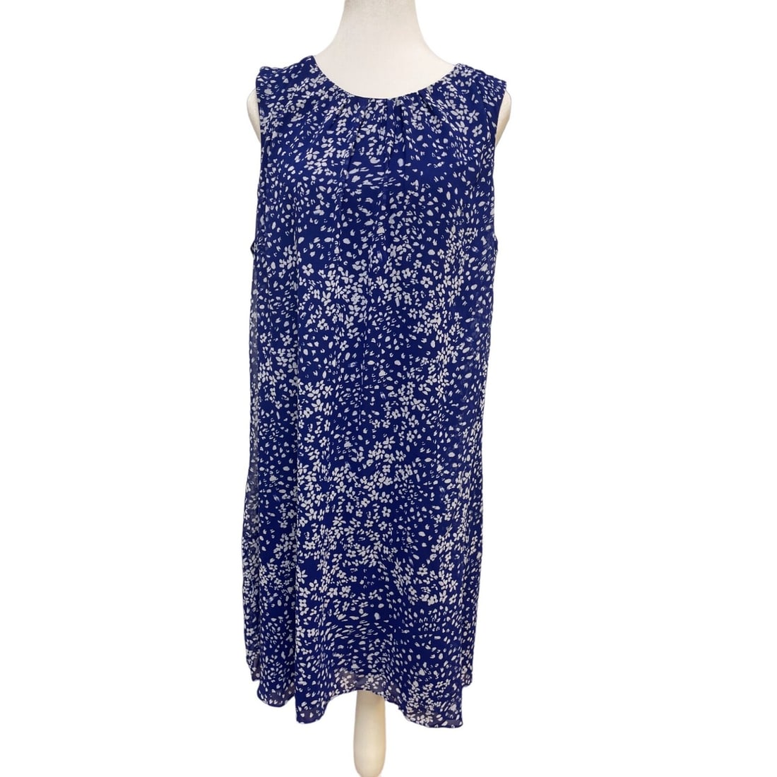 DKNY Women's 16 Blue Floral Chiffon Midi Trapeze Dress: DKNY Women's 16 Blue Floral Chiffon Midi Trapeze Dress Elevate your wardrobe with this stunning DKNY Blue Floral Print Sleeveless Chiffon Round Neck Trapeze Dress. Designed for women in size 16, this 