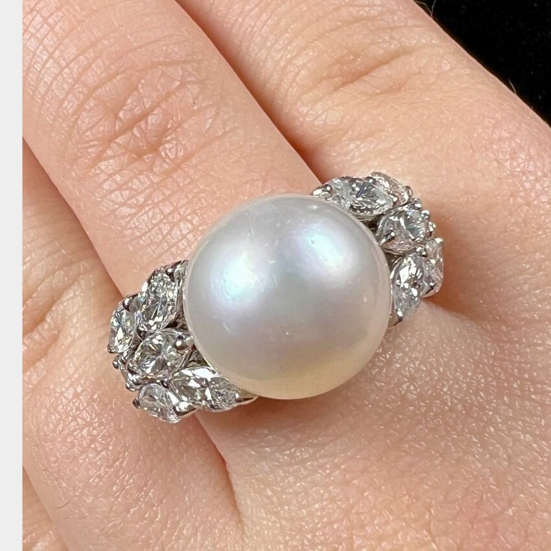18K White Gold Pearl Ring with 12 Marquise Diamonds 2.50 Ct: 18K White Gold Pearl Ring with 12 Marquise Diamonds 2.50 Ct This exquisite 18K White Gold ring features a stunning 12.5mm South Sea Pearl at its center, surrounded by twelve marquise diamonds totaling