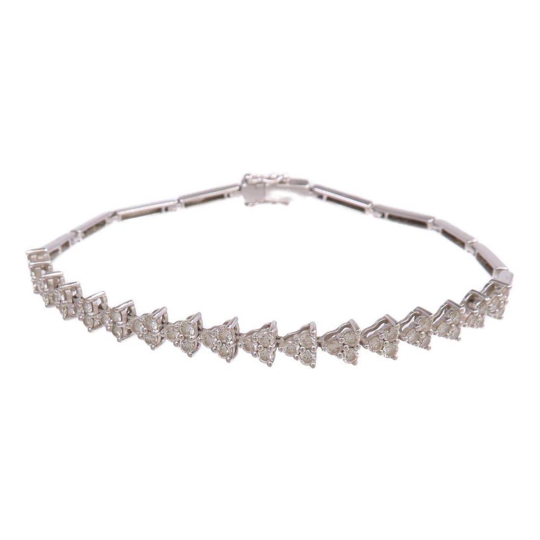 Diamond Tennis Bracelet in 18K White Gold: Diamond Tennis Bracelet in 18K White Gold This bracelet features a classic design crafted from 18K white gold and is adorned with clear diamonds. It is categorized under reasonable wear and tear, refl