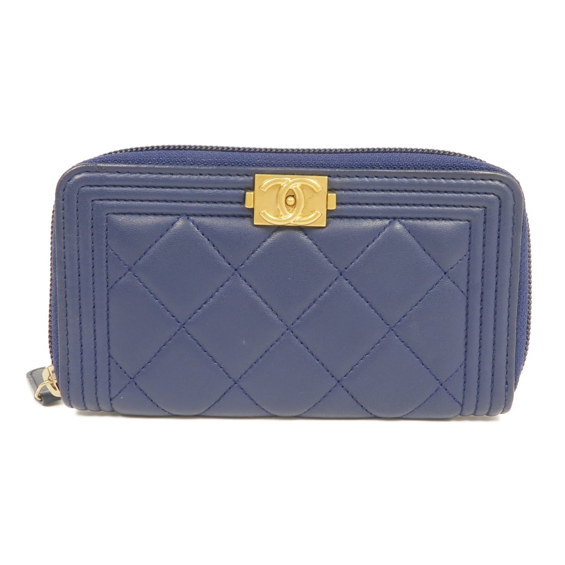 CHANEL Boy Zipped Wallet Blue Lambskin Leather GHW: CHANEL Boy Zipped Wallet Blue Lambskin Leather GHW This exquisite CHANEL Boy Zipped Wallet is crafted from luxurious lambskin leather in a stunning blue hue. Designed as a round wallet, it exemplifies