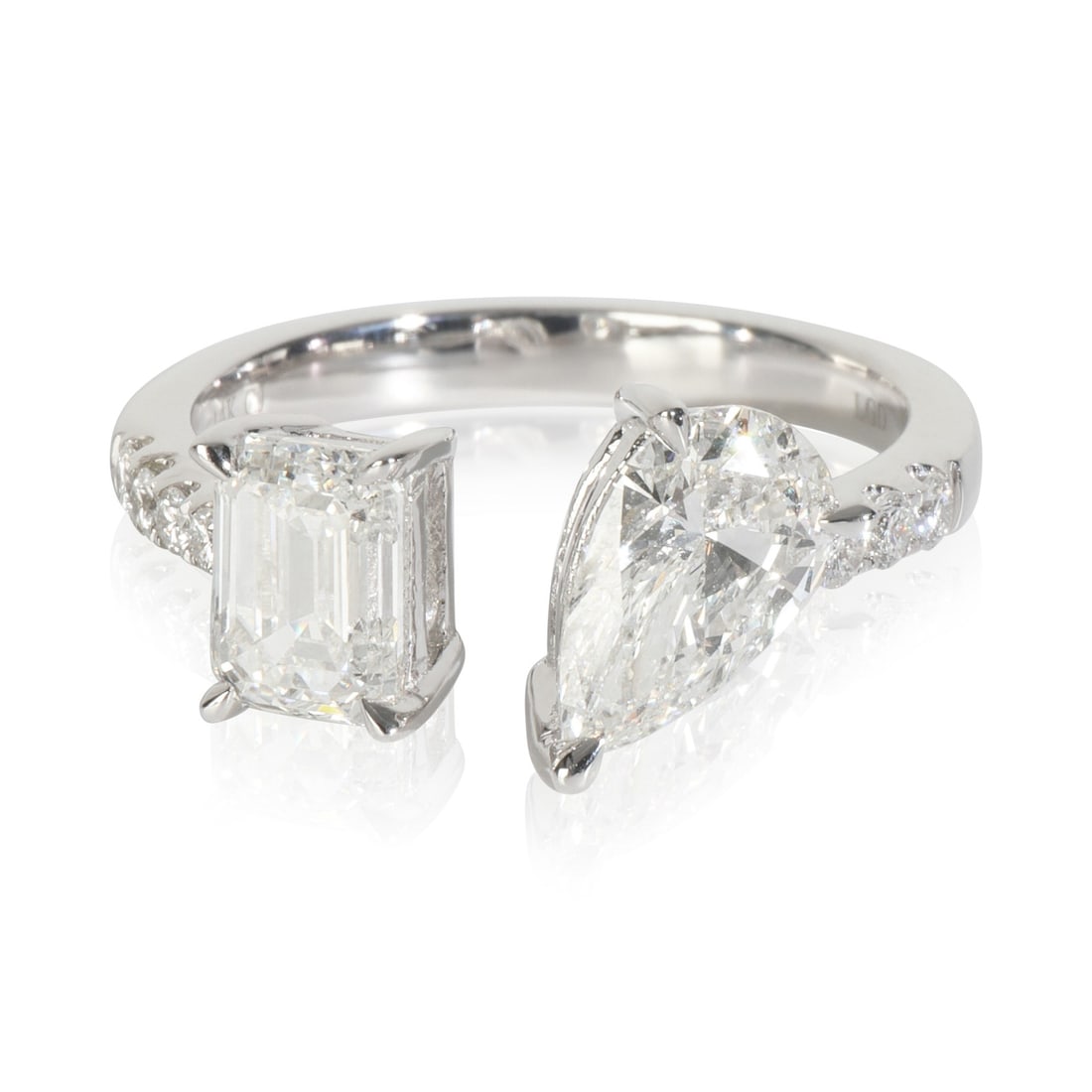 2.19 ctw 14K White Gold Lab-Grown Diamond Ring Size 7: 2.19 ctw 14K White Gold Lab-Grown Diamond Ring Size 7 This exquisite ring features a stunning 2.03 ct round brilliant lab-grown diamond as its centerpiece, complemented by 0.16 ct of additional lab-gr