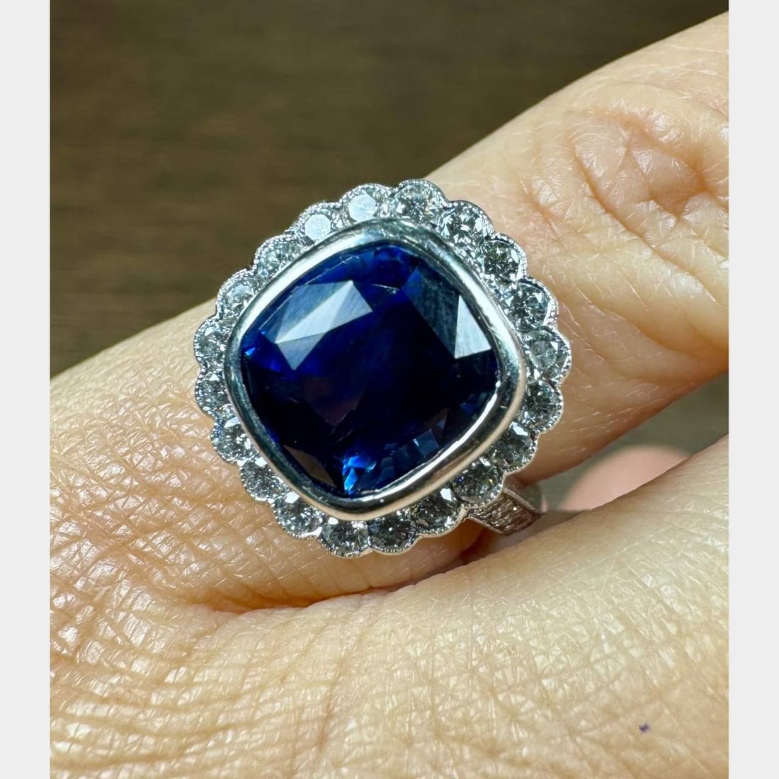 18K White Gold Sapphire 4.47 Ct and 42 Diamonds Ring: 18K White Gold Sapphire 4.47 Ct and 42 Diamonds Ring This stunning 18K White Gold ring features a captivating 4.47 Ct. Sapphire at its center, elegantly surrounded by 42 sparkling Diamonds totaling 0.