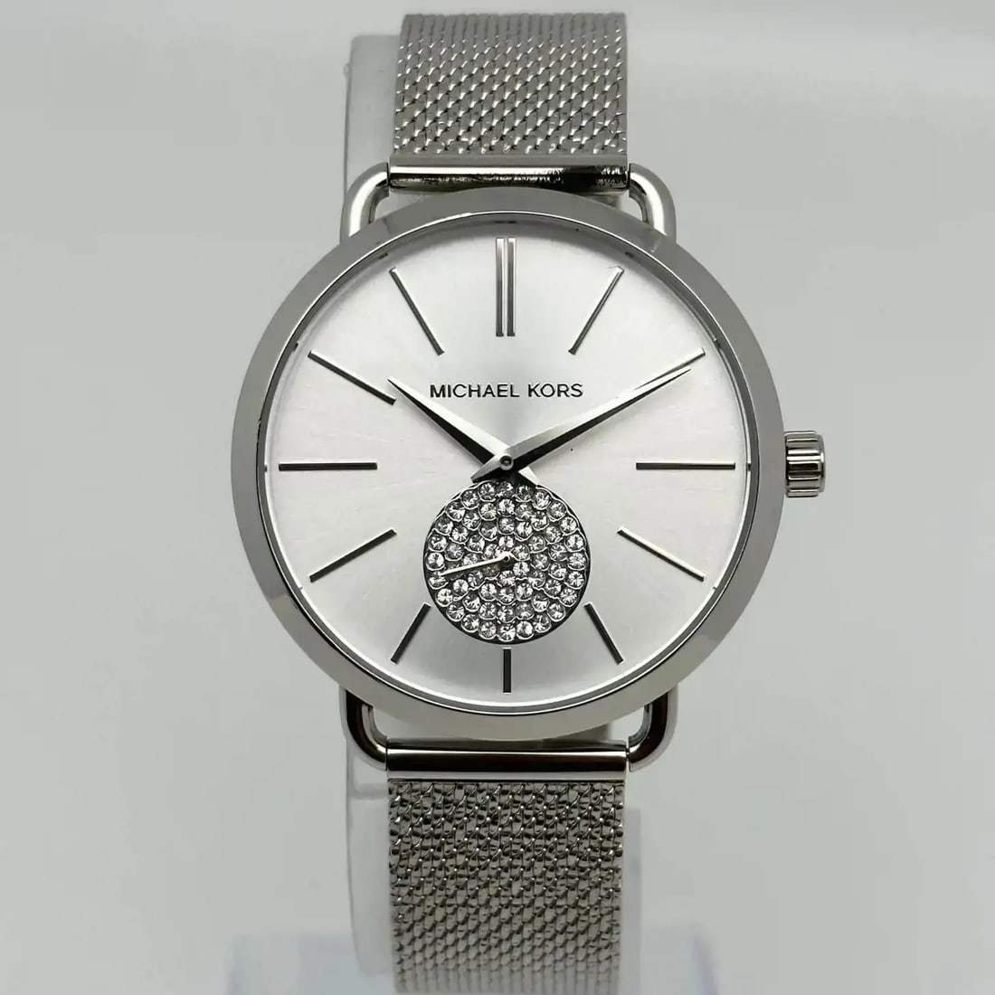 Michael Kors Portia 37mm Silver Dial Quartz Dress Watch MK3843: Michael Kors Portia 37mm Silver Dial Quartz Dress Watch MK3843 This Michael Kors Portia wristwatch is a stunning accessory for any formal occasion. Featuring a 37mm round case crafted from stainless s