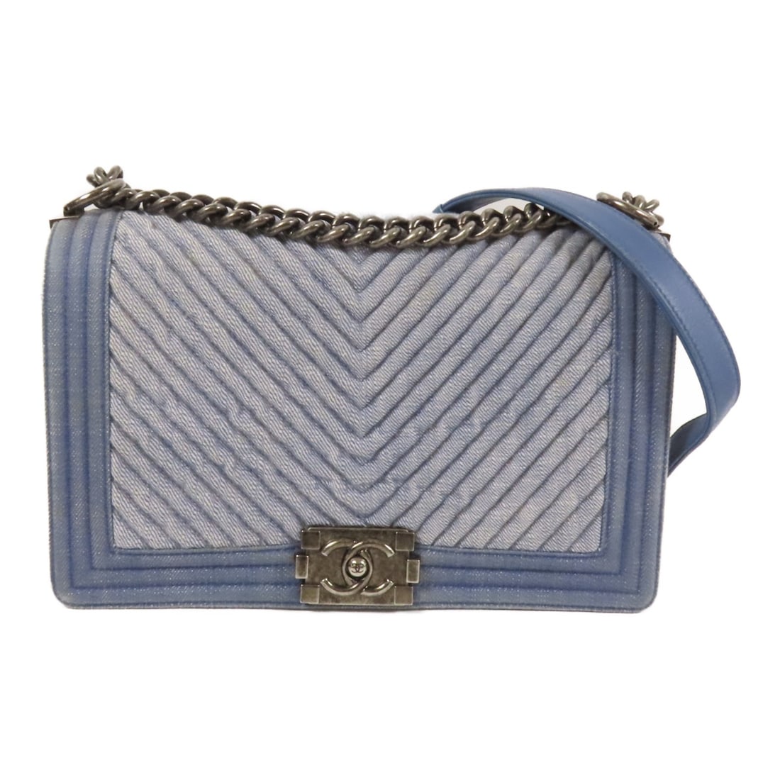 CHANEL Boy 28 Denim Blue Chain Shoulder Bag Made in France: CHANEL Boy 28 Denim Blue Chain Shoulder Bag Made in France This Chanel CC Boy Shoulder Bag, crafted from high-quality denim in a striking blue hue, combines luxury with practicality. The bag features 