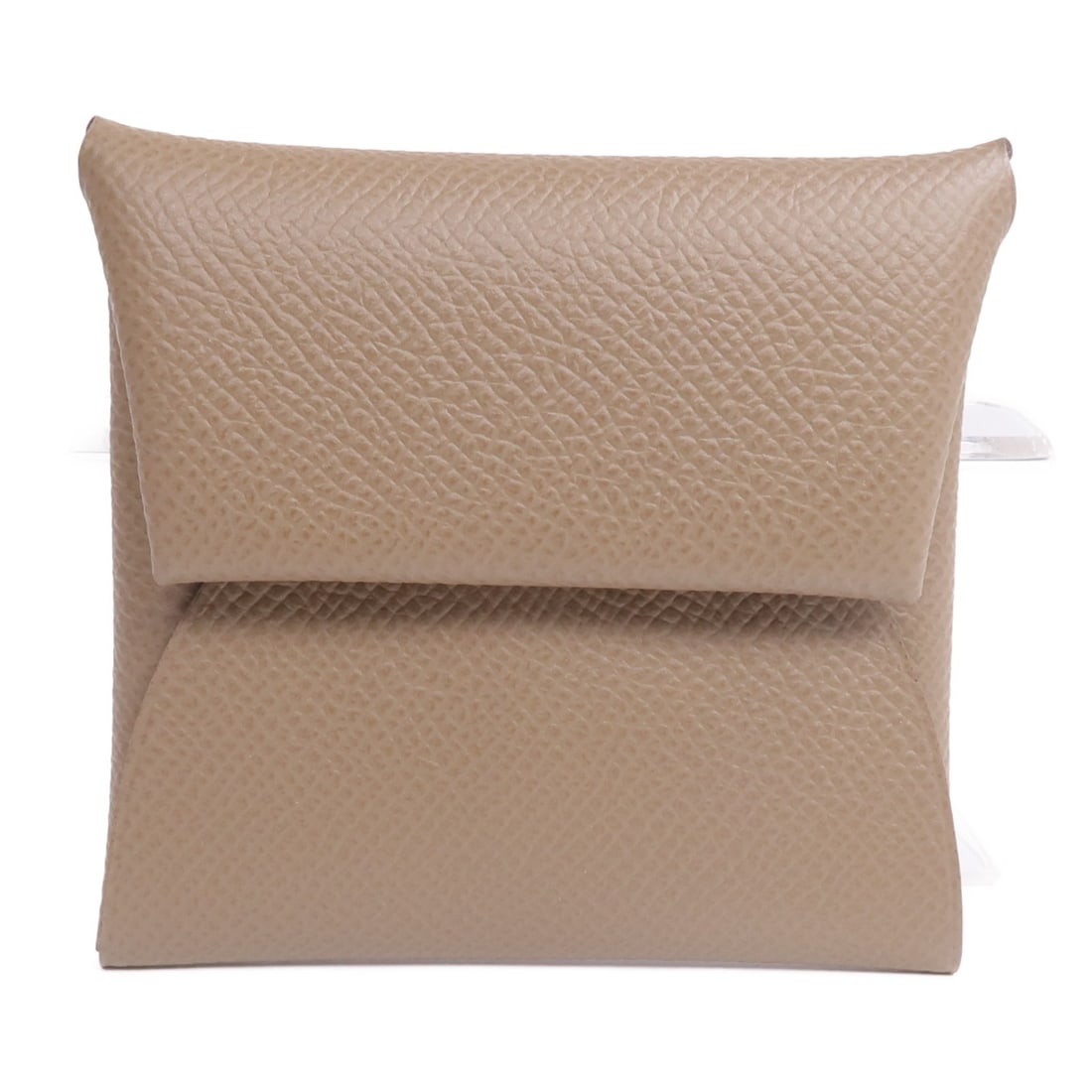 Hermes Bastia Epsom Leather Coin Purse Etoupe SHW: Hermes Bastia Epsom Leather Coin Purse Etoupe SHW This Hermes Bastia coin purse is crafted from durable Epsom calfskin leather in a sophisticated gray tone. Designed for unisex use, it features a slee