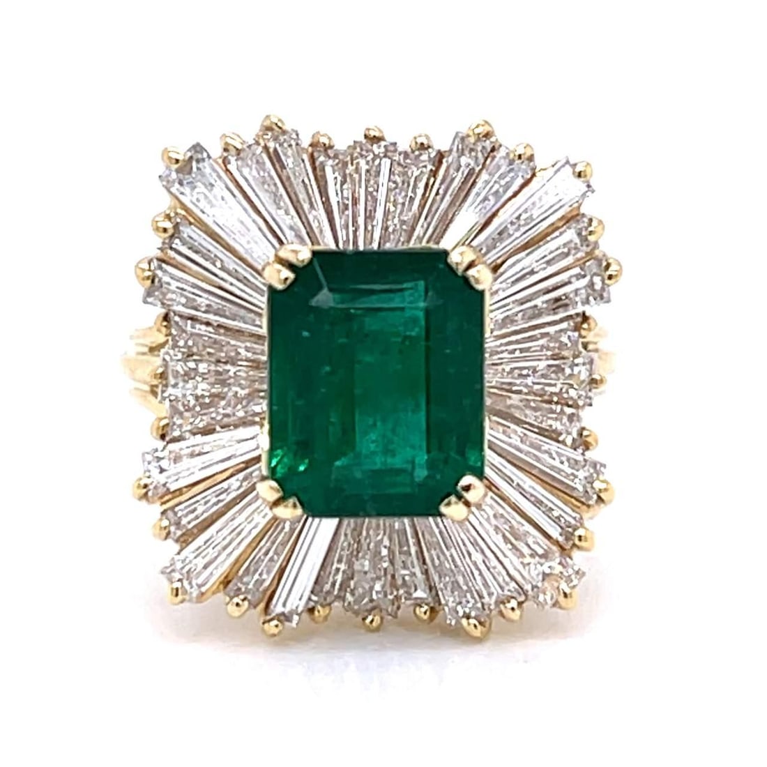 Elegant 18K Yellow Gold Emerald 3.20 Ct Diamond Ring: Elegant 18K Yellow Gold Emerald 3.20 Ct Diamond Ring This stunning 18K Yellow Gold ring showcases a vibrant emerald at approximately 3.20 Ct, beautifully complemented by 32 diamonds totaling approxima