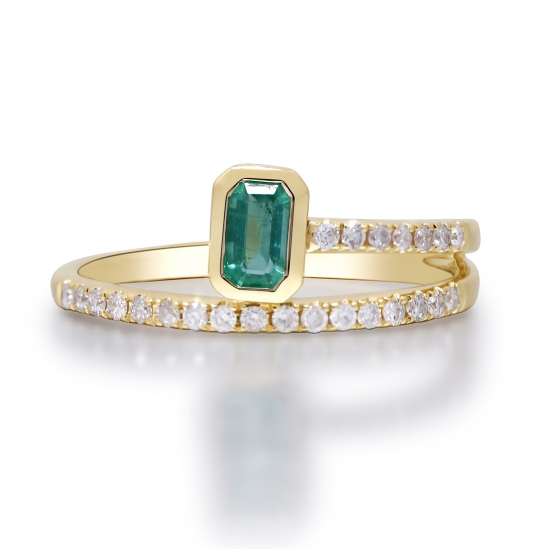 14K Yellow Gold Women's Ring with Emerald and Diamond Accents Size 7: 14K Yellow Gold Women's Ring with Emerald and Diamond Accents Size 7 This pre-owned women's ring features a 0.21 carat round brilliant emerald as the main stone, complemented by 0.19 carats of diamond