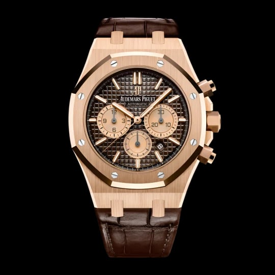 Royal Oak Chrono 26331OR.OO.D821CR.01 Brown Dial Leather Card 2021: Royal Oak Chrono 26331OR.OO.D821CR.01 Brown Dial Leather Card 2021 The Audemars Piguet Royal Oak Chronograph features a brown dial and a fixed bezel, complemented by a leather bracelet. This men's tim