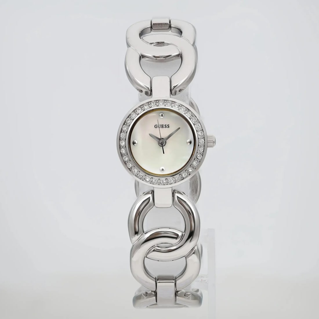 Guess 24mm Silver-Tone Quartz Watch with Mother of Pearl Dial U95154L1: Guess 24mm Silver-Tone Quartz Watch with Mother of Pearl Dial U95154L1 This elegant Guess wristwatch combines style and functionality, featuring a stunning mother of pearl dial that enhances its sophi