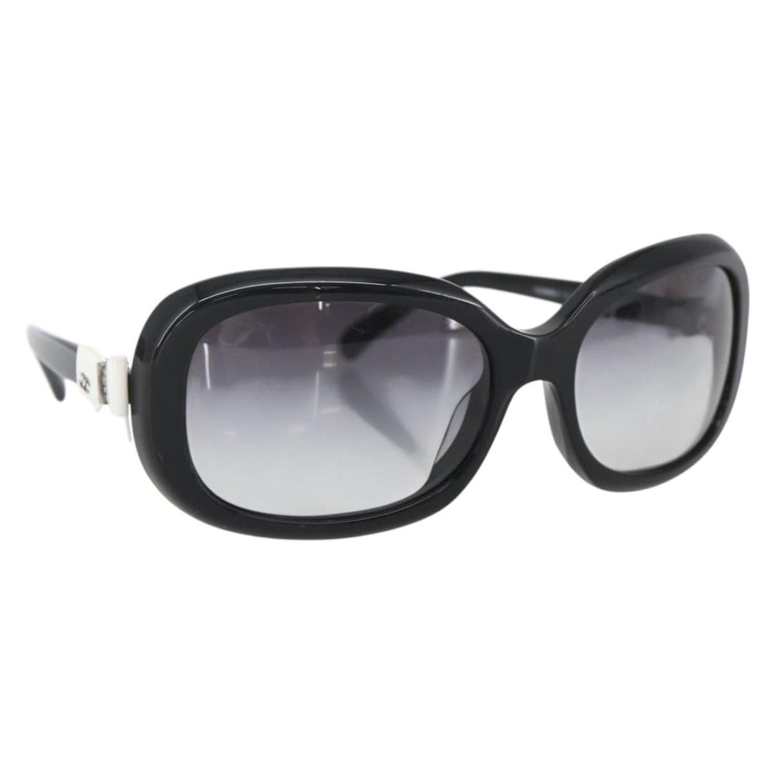 Black Plastic CHANEL Sunglasses with CC Logo and Case: Black Plastic CHANEL Sunglasses with CC Logo and Case These CHANEL sunglasses feature a black plastic frame with the signature CC logo. Crafted in Italy, they are designed for both style and durabilit
