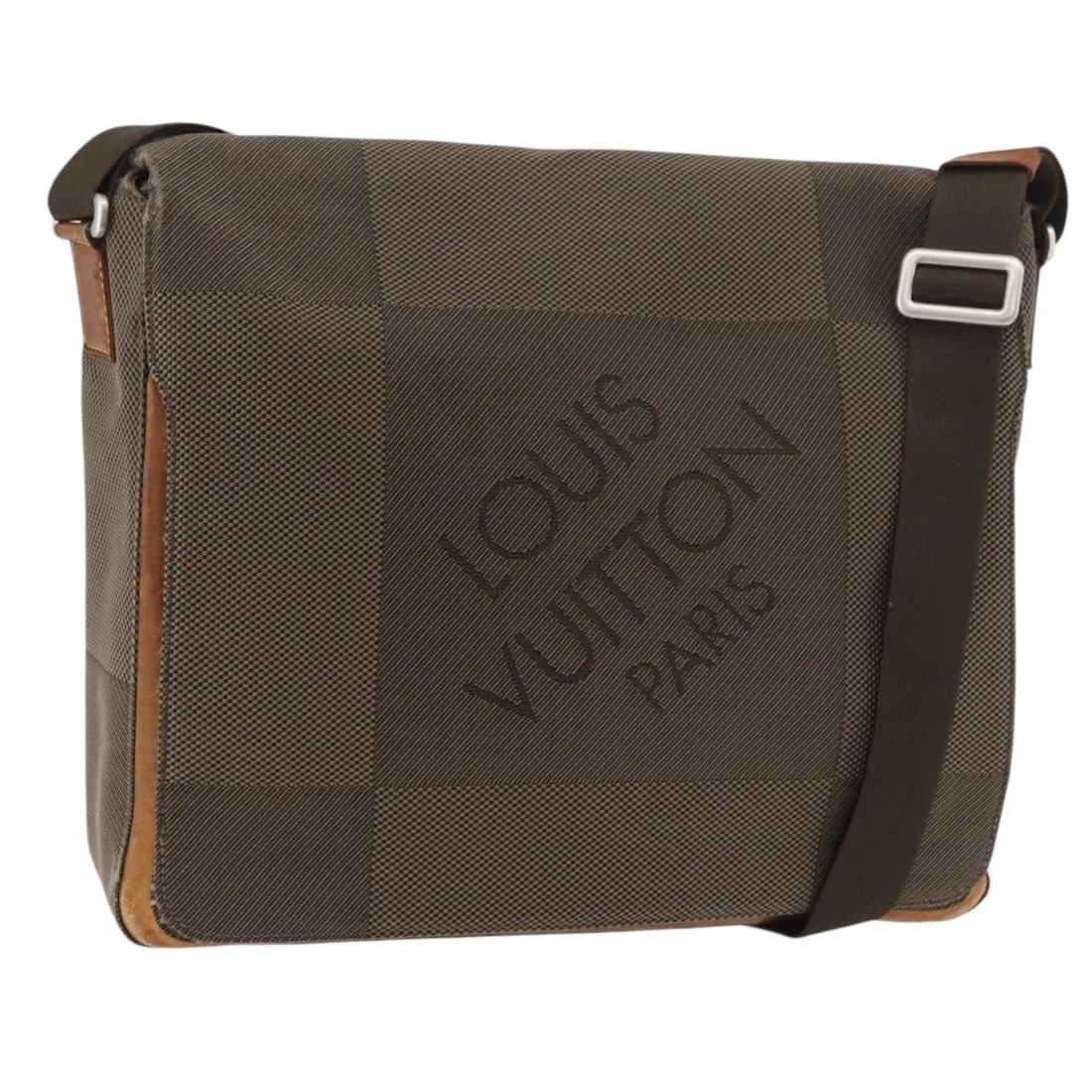 Louis Vuitton Damier Geant Tail Shoulder Bag M93030: Louis Vuitton Damier Geant Tail Shoulder Bag M93030 This is a Louis Vuitton Damier Geant Messager shoulder bag in the color Tail, crafted from Damier Geant canvas. Designed for women, the bag features