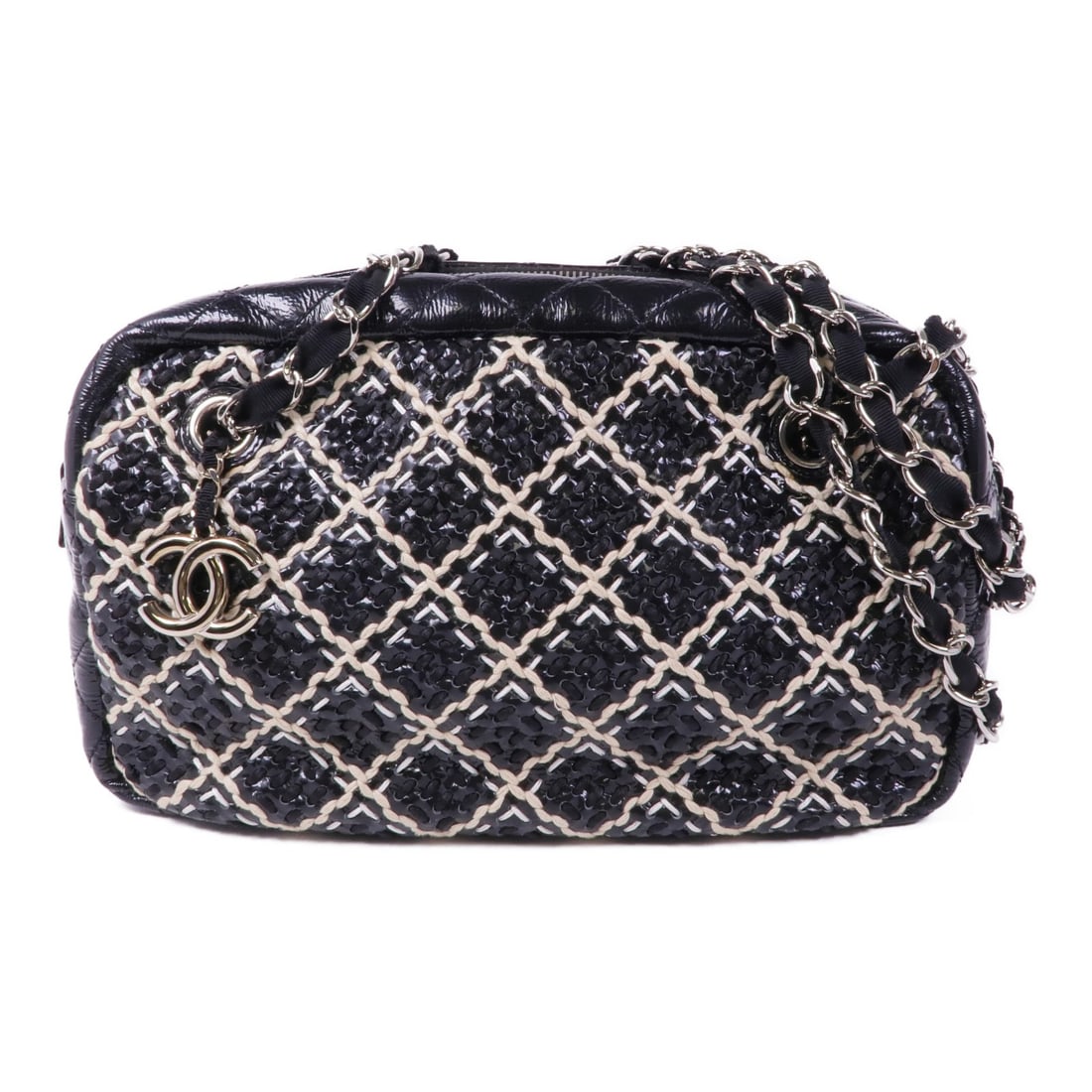 Chanel Black Leather Shoulder Bag with Silver Tone Hardware: Chanel Black Leather Shoulder Bag with Silver Tone Hardware This elegant CHANEL shoulder bag is crafted from premium black leather, showcasing the brand's iconic design. With a height of 6.7 in, depth