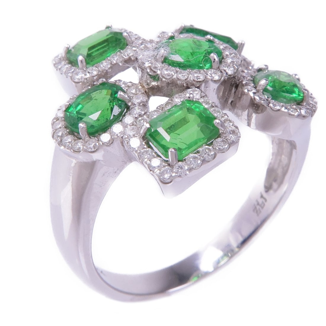 JEWELRY Diamond Crystal Ring in 14K White Gold Size 7: JEWELRY Diamond Crystal Ring in 14K White Gold Size 7 This exquisite diamond crystal ring is crafted in 14K white gold, showcasing a stunning green diamond as the main stone. With a size of US #7, thi