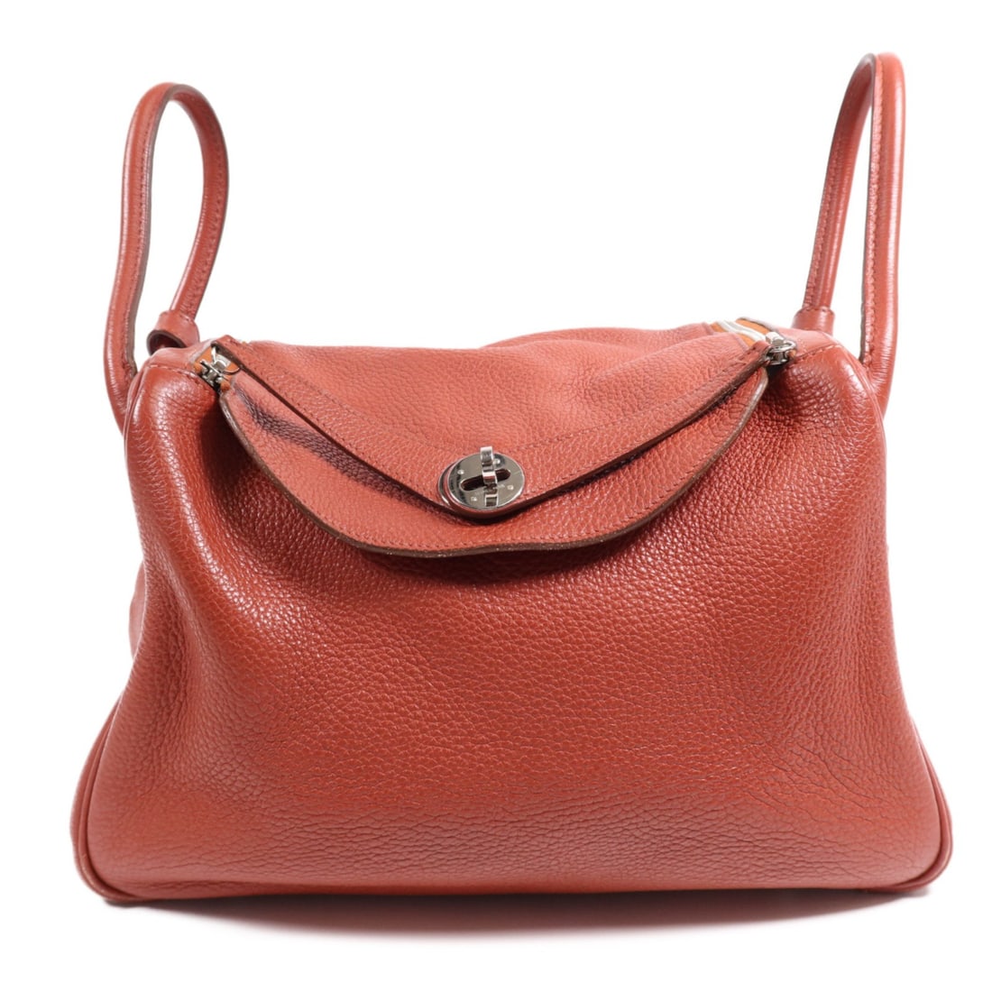 HERMES Lindy 30 2 Way Shoulder Bag in Rouge Clemence Leather: HERMES Lindy 30 2 Way Shoulder Bag in Rouge Clemence Leather This exquisite HERMES Lindy 30 2 Way Shoulder Bag is crafted from high-quality calfskin leather, featuring a striking red exterior that is 