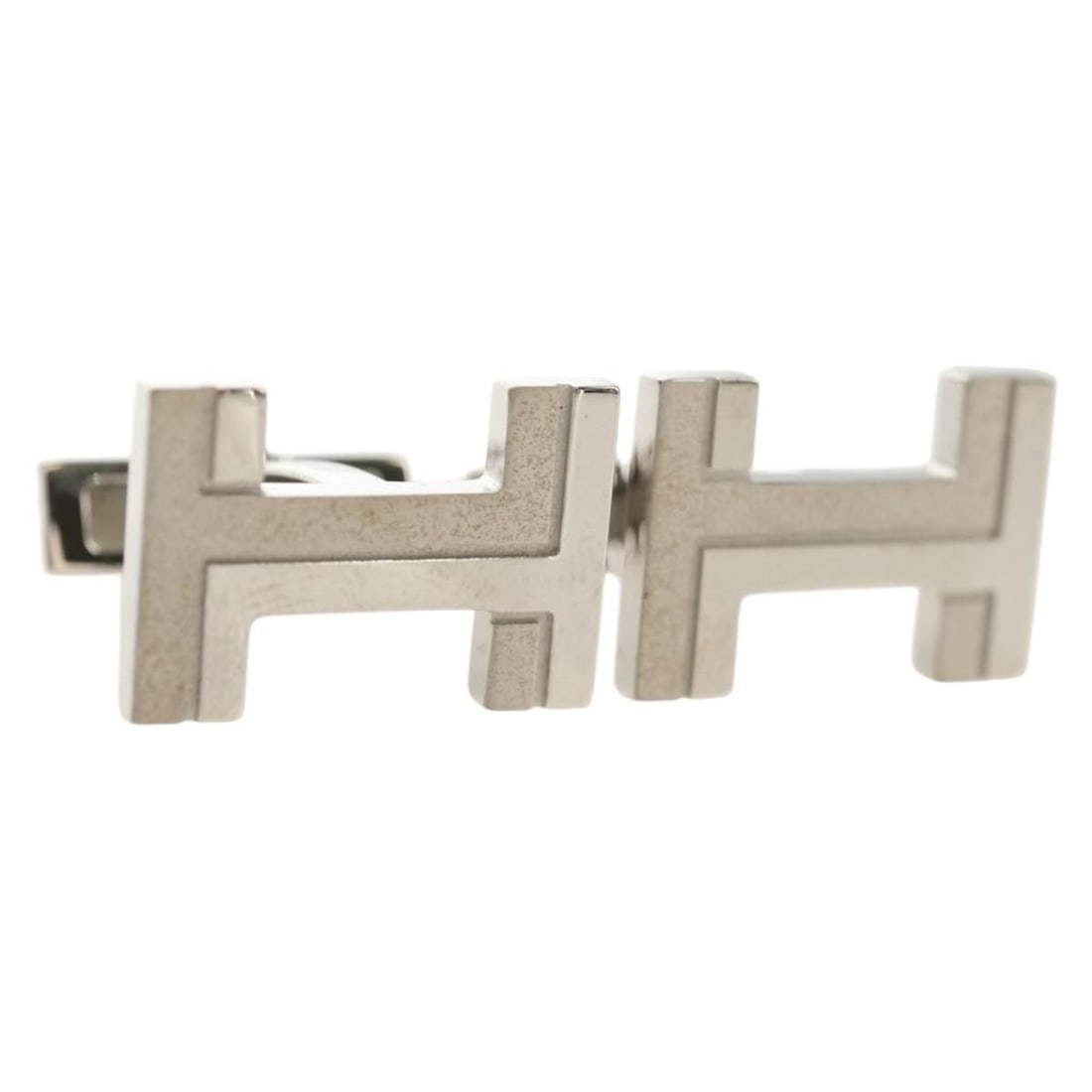 HERMES Silver Metal Cuffs with Box Authentic BA8723V: HERMES Silver Metal Cuffs with Box Authentic BA8723V This exquisite pair of HERMES cuffs is crafted from high-quality metal in a sleek silver finish, showcasing the brand's renowned craftsmanship. Des