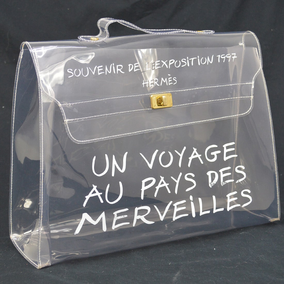 Hermes Kelly Beach Handbag Vinyl Clear 1997 Limited Edition: Hermes Kelly Beach Handbag Vinyl Clear 1997 Limited Edition Introducing the Hermes Vinyl Kelly Beach Handbag, a stylish and functional accessory perfect for casual outings. This medium-sized handbag f