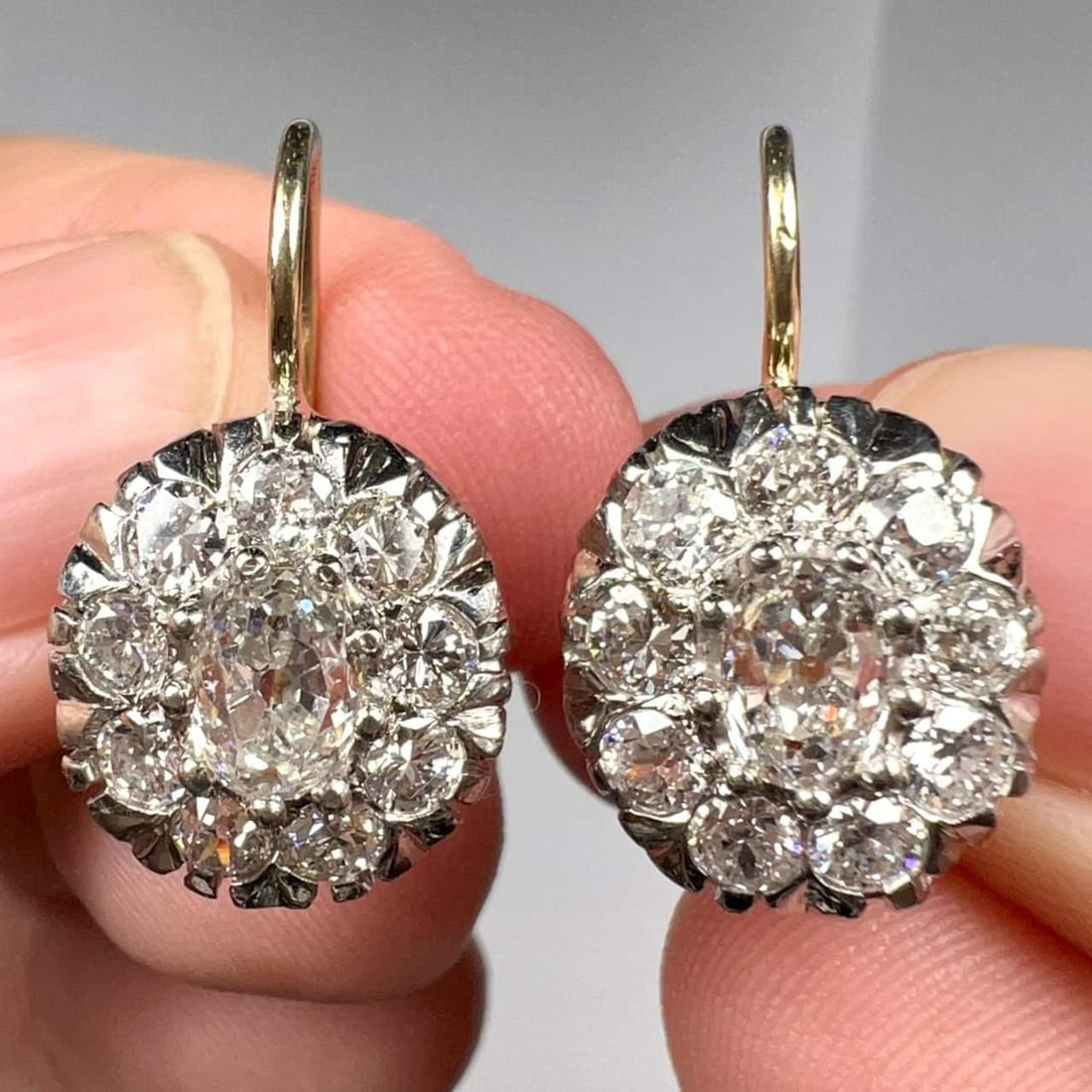 Elegant 18K Platinum 3.50 Ct Diamond Earrings H-I VS1-SI1: Elegant 18K Platinum 3.50 Ct Diamond Earrings H-I VS1-SI1 Luxurious 18K and Platinum diamond earrings featuring a stunning total weight of 3.50 carats. These exquisite earrings are adorned with two pr