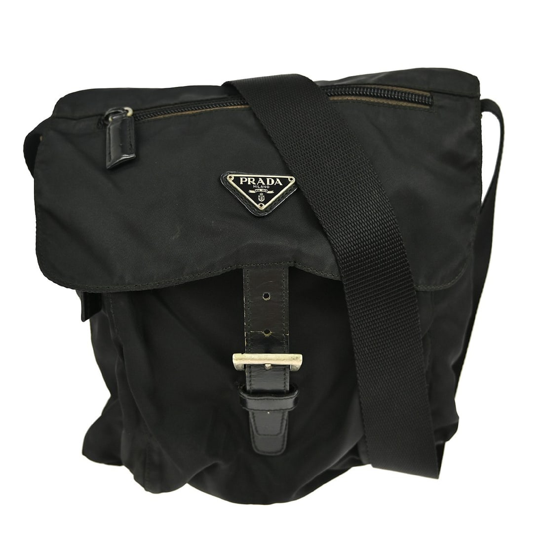 Prada Nylon Black Women's Shoulder Bag Medium Italy: Prada Nylon Black Women's Shoulder Bag Medium Italy This Prada black nylon shoulder bag offers a medium-sized design, ideal for casual occasions. The bag features a combination of leather and nylon on