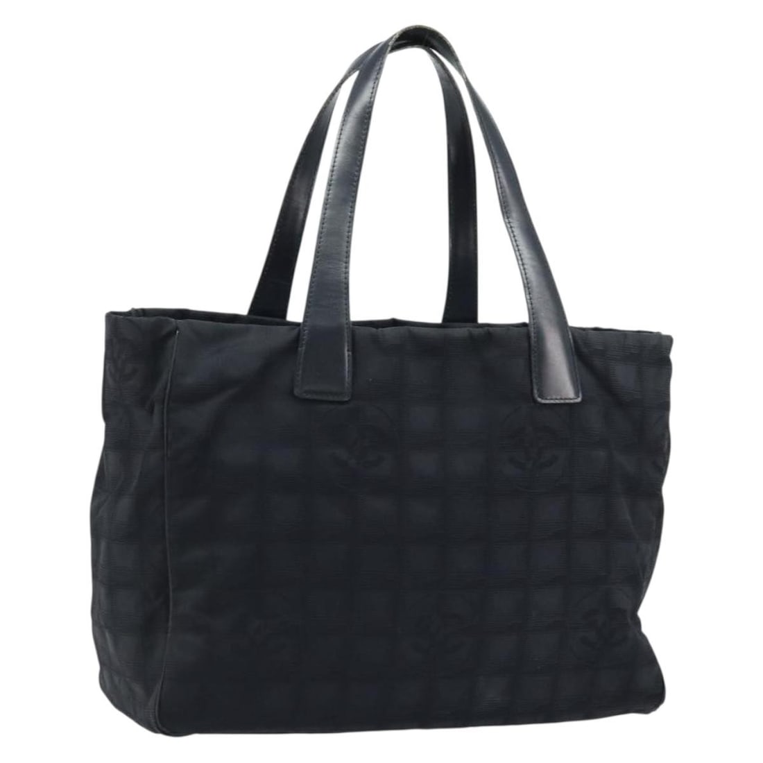 Chanel Black Gold Nylon New Travel Line Women's Tote Bag: Chanel Black Gold Nylon New Travel Line Women's Tote Bag This is a CHANEL Travel Line tote bag crafted from black nylon with gold accents. Designed for women, the bag features a spacious interior and 