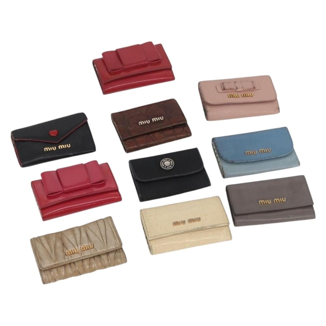 Miu Miu patent leather key case in red beige black: Miu Miu patent leather key case in red beige black This Miu Miu women's key case set features patent leather and leather in red, beige, and black. Made in Italy, the set is heavily used and shows sign