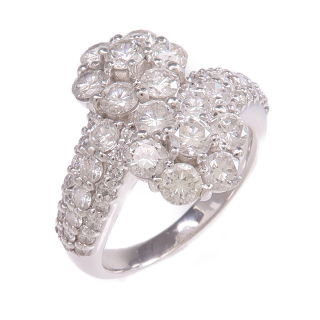 Diamond Ring in PT900 Platinum Size 5: Diamond Ring in PT900 Platinum Size 5 This diamond ring features a main diamond set in Pt900 platinum. It is a US size 5 and exhibits reasonable wear and tear, reflecting its pre-owned condition. Spec