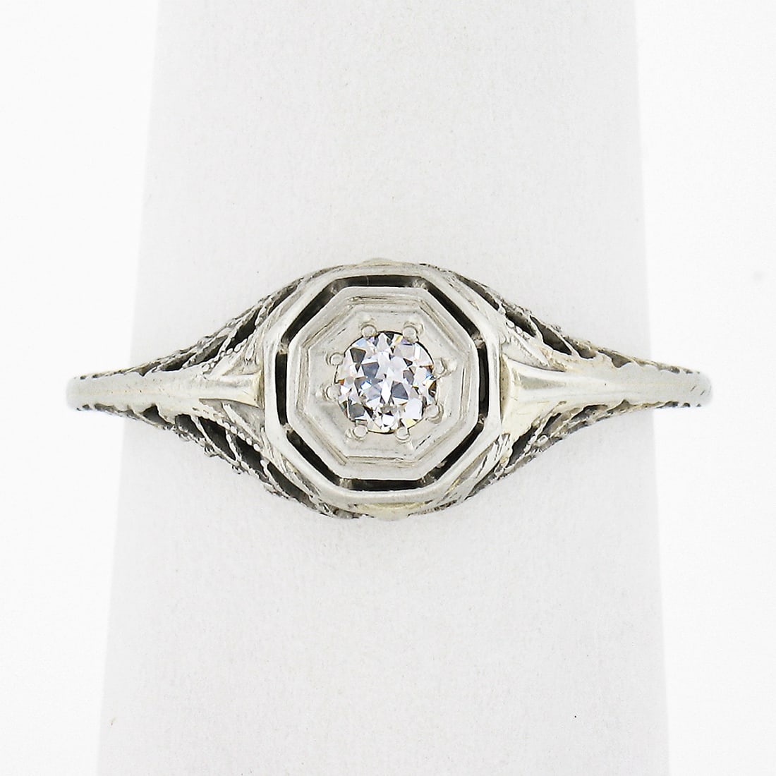 Antique Art Deco 18K White Gold 0.14ct Diamond Filigree Ring: Antique Art Deco 18K White Gold 0.14ct Diamond Filigree Ring This exquisite Classic Antique Art Deco ring showcases a stunning .14ct European diamond set in solid 18K white gold. Crafted during the Ar