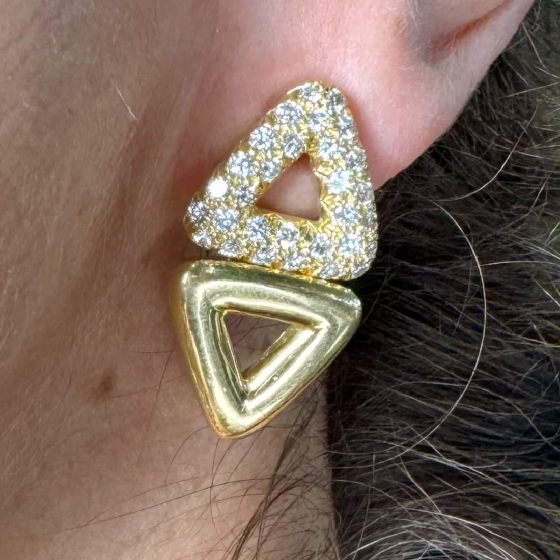 18K Yellow Gold 2.00 Ct Diamond Earrings with 60 Stones: 18K Yellow Gold 2.00 Ct Diamond Earrings with 60 Stones Elevate your elegance with these stunning 18K Yellow Gold Diamond Earrings, featuring a total of 60 diamonds weighing approximately 2.00 ct. The