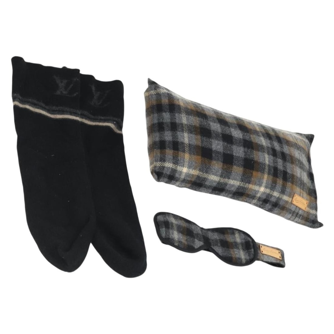 Gray Wool Eye Mask Cushion and Tote Travel Set by Louis Vuitton R99136: Gray Wool Eye Mask Cushion and Tote Travel Set by Louis Vuitton R99136 This Louis Vuitton travel set includes an eye mask and cushion, crafted from gray wool. The set is made in Italy and showcases re