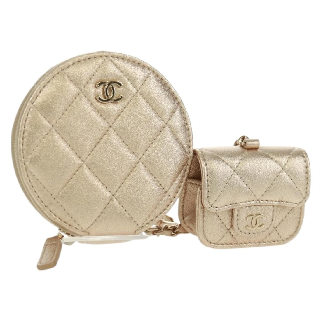 Chanel Matelasse Lambskin Earphone Case Gold Tone CC Logo 2024 with Gift Box: Chanel Matelasse Lambskin Earphone Case Gold Tone CC Logo 2024 with Gift Box This CHANEL Matelasse AirPods case from the 2024 collection is crafted from luxurious lambskin leather in a gold tone. Desi