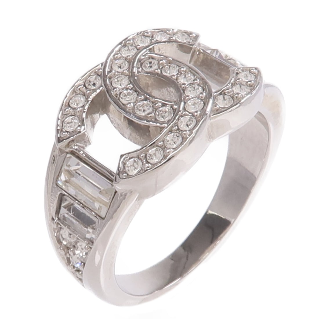 CHANEL Silver CC Coco Mark Metal Ring US 6: CHANEL Silver CC Coco Mark Metal Ring US 6 This CHANEL CC Coco Mark ring features a silver-tone metal design, showcasing the iconic CC logo. Crafted for women, it is made in France and designed withou