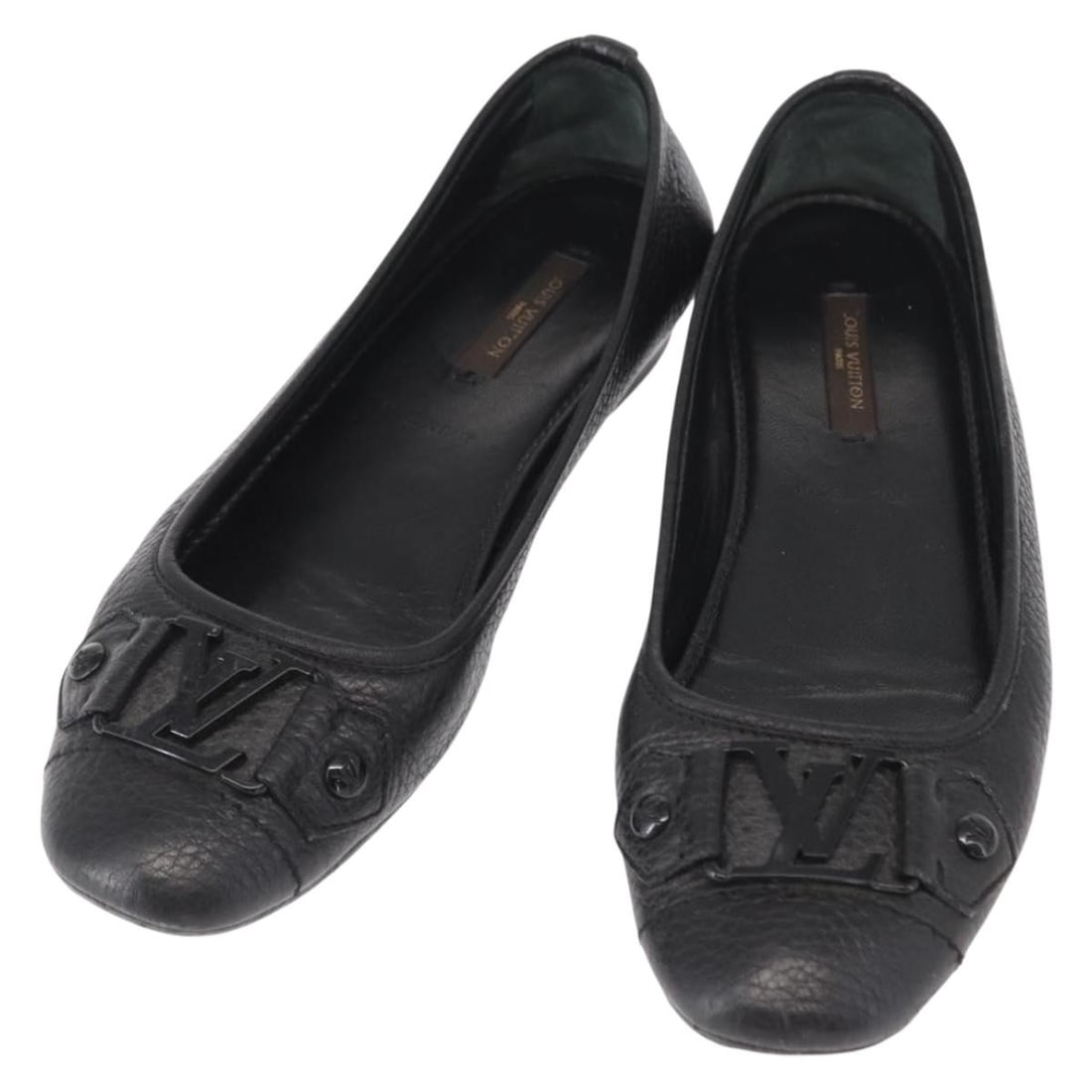 Louis Vuitton Black Leather Flat Shoes Made in Italy: Louis Vuitton Black Leather Flat Shoes Made in Italy These Louis Vuitton flat shoes are crafted from black leather and made in Italy. The shoes show signs of heavy use, including rubbing, slight dirt 