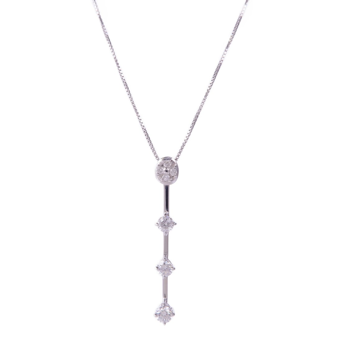 JEWELRY Diamond Necklace in 18K White Gold: JEWELRY Diamond Necklace in 18K White Gold This exquisite diamond necklace showcases a stunning design crafted from 18K white gold, also known as K18WG. The necklace features a clear diamond as its ce