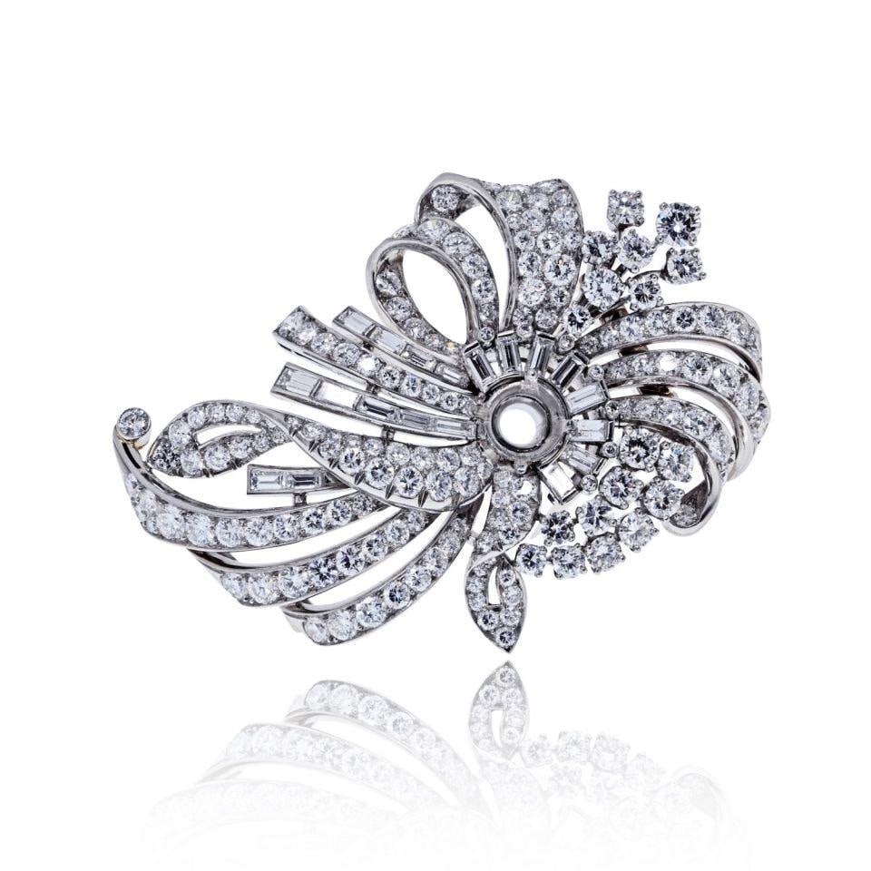 Platinum Brooch with Diamond Floral Spray Design 43.9 Grams: Platinum Brooch with Diamond Floral Spray Design 43.9 Grams This brooch features an elegant floral diamond spray design crafted from platinum. It is a pre-owned accessory, offering a sophisticated tou