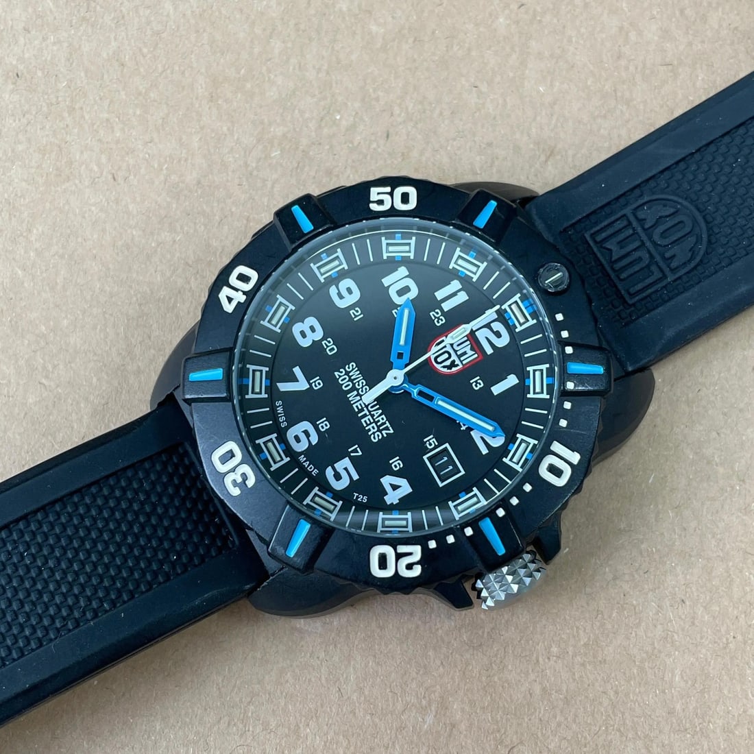 Luminox Coronado 44mm Black Carbon Quartz Mens Watch XS.3023: Luminox Coronado 44mm Black Carbon Quartz Mens Watch XS.3023 The Luminox Coronado is a stylish and durable men's wristwatch designed for casual wear. Featuring a 44 mm round case made of carbon with a