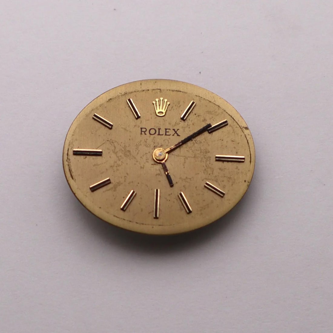 Champagne Dial Manual Wind Caliber 1400 Watch Movement for Women: Champagne Dial Manual Wind Caliber 1400 Watch Movement for Women This is a vintage Rolex mechanical (manual) movement featuring a champagne dial and 18 jewels. It is compatible with Rolex Caliber 1400