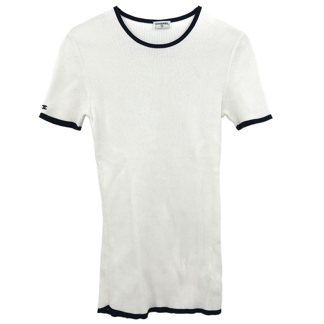 Chanel Vintage White Short Sleeve Cotton T-Shirt Size 42: Chanel Vintage White Short Sleeve Cotton T-Shirt Size 42 Elevate your casual wardrobe with this vintage Chanel short sleeve top. Crafted from 100% cotton, this white t-shirt features a classic round n