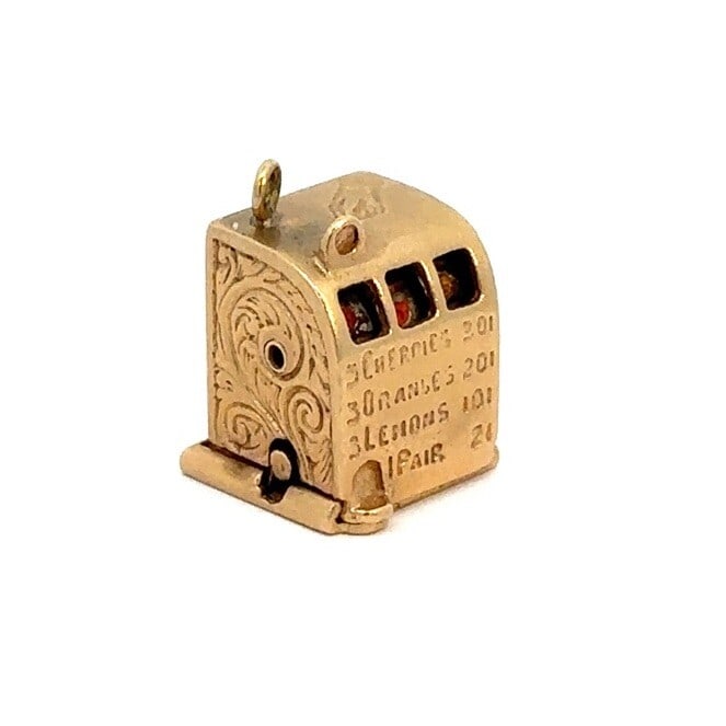 Vintage 14K Yellow Gold 3D Slot Machine Charm Pendant: Vintage 14K Yellow Gold 3D Slot Machine Charm Pendant This charming vintage pendant captures the excitement of a slot machine, crafted in 14K yellow gold. Featuring a detailed 3D design, this charm pe