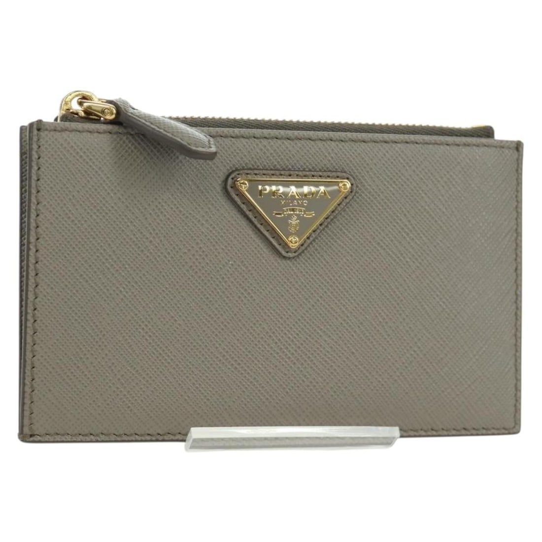 Prada Saffiano Leather Card Holder in Beige and Gold: Prada Saffiano Leather Card Holder in Beige and Gold This Prada card case is crafted from durable Saffiano leather in a beige and gold color combination. Designed for women, it features a compact and 