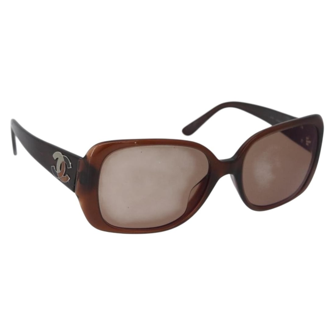 Brown Plastic CHANEL CC Logo Unisex Sunglasses Made in Italy: Brown Plastic CHANEL CC Logo Unisex Sunglasses Made in Italy These authentic CHANEL sunglasses feature a brown plastic frame with signature CC detailing. Designed for a unisex fit, they are crafted in