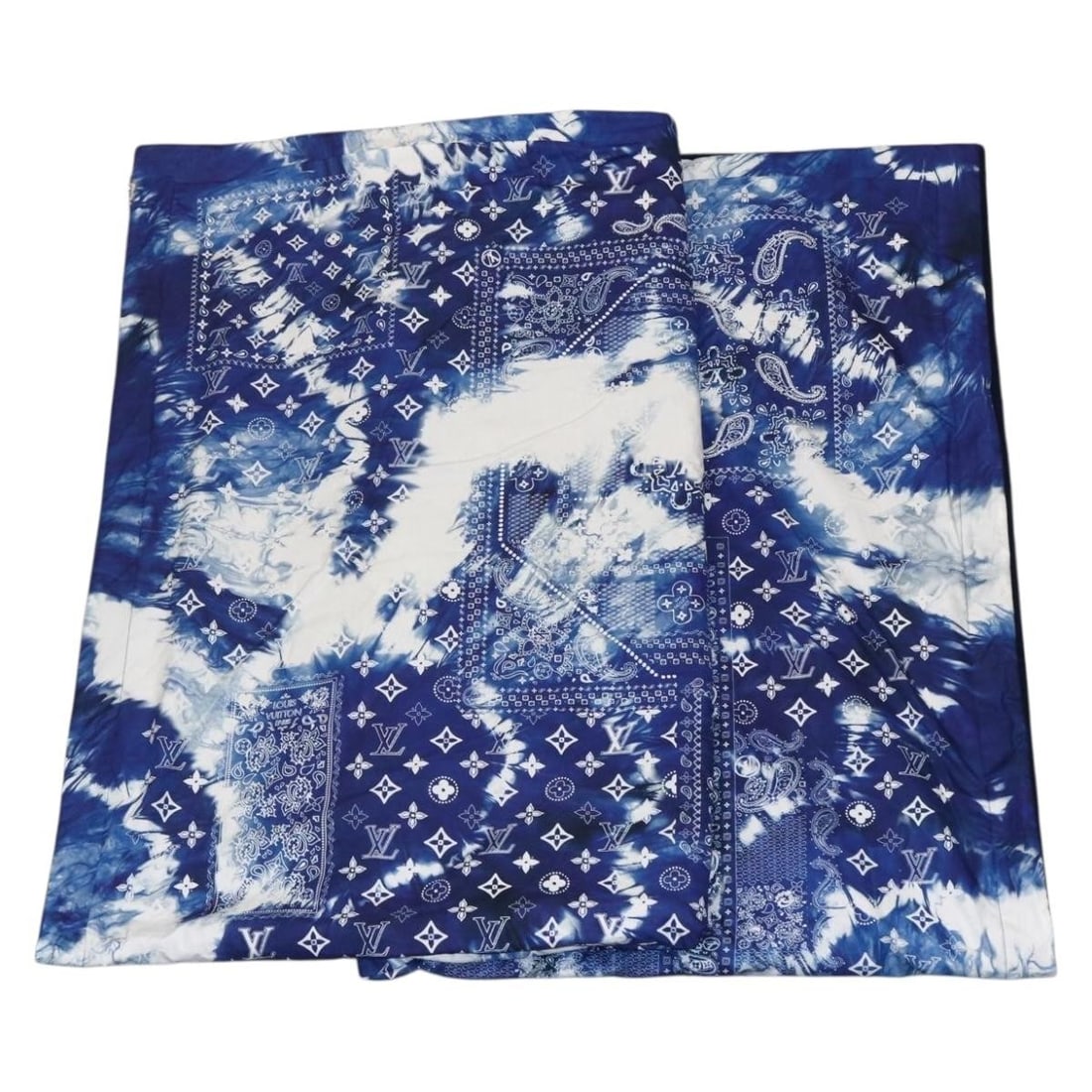 Louis Vuitton MP3348 Blue Monogram Canvas Bandana Blanket with Accessories: Louis Vuitton MP3348 Blue Monogram Canvas Bandana Blanket with Accessories This Louis Vuitton Monogram Bandana LF Fuuta blanket features the iconic Monogram Canvas in blue. It comes with a dust bag, n