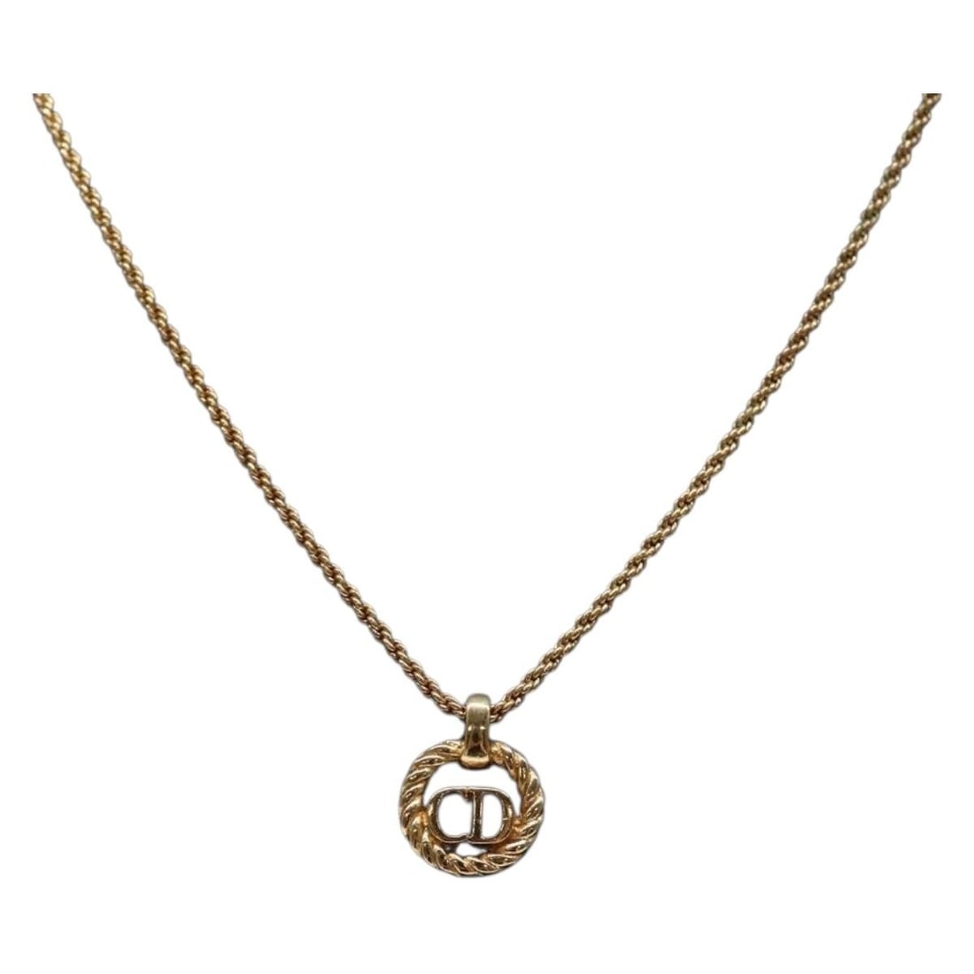 Christian Dior Gold Metal Necklace Made in Germany: Christian Dior Gold Metal Necklace Made in Germany This elegant Christian Dior necklace is crafted from high-quality metal with a stunning gold finish. Measuring approximately 45 cm (17.7 inches) in t