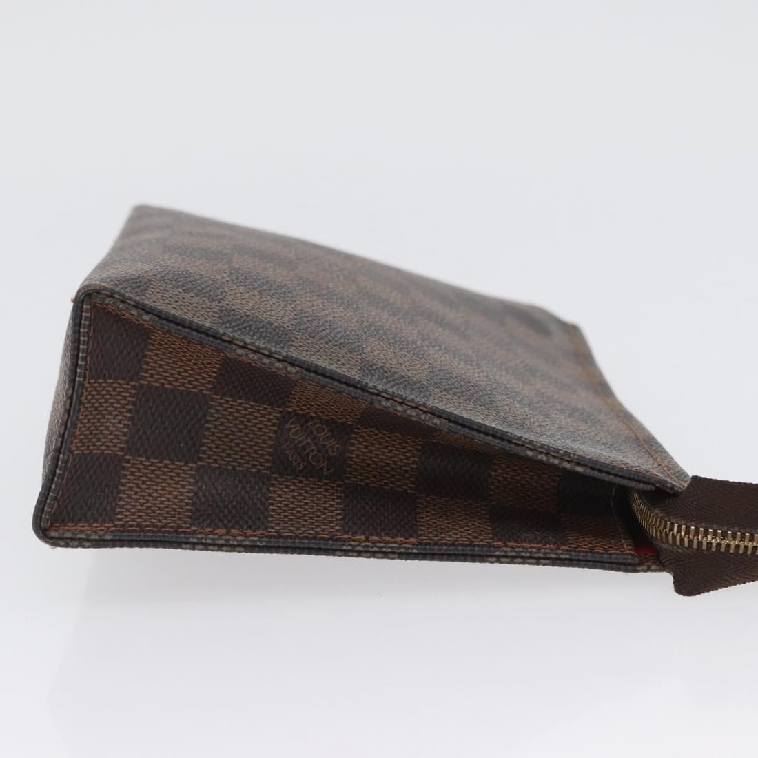 Louis Vuitton Damier Ebene Canvas Toiletry Pouch 19 N47544 France: Louis Vuitton Damier Ebene Canvas Toiletry Pouch 19 N47544 France This Louis Vuitton Damier Ebene Poche Toilette 19 pouch is crafted from Damier Ebene canvas and designed for women. It features a zip-