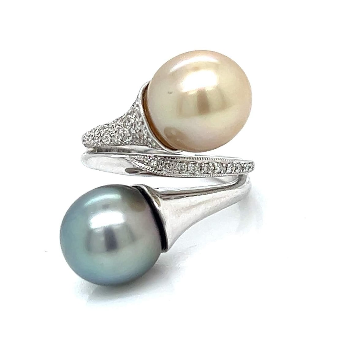 18K White Gold South Sea Pearl Diamond Ring 0.50 Ct: 18K White Gold South Sea Pearl Diamond Ring 0.50 Ct This exquisite 18K White Gold ring features two stunning South Sea pearls and approximately 0.50 carats of sparkling diamonds. The diamonds are grad